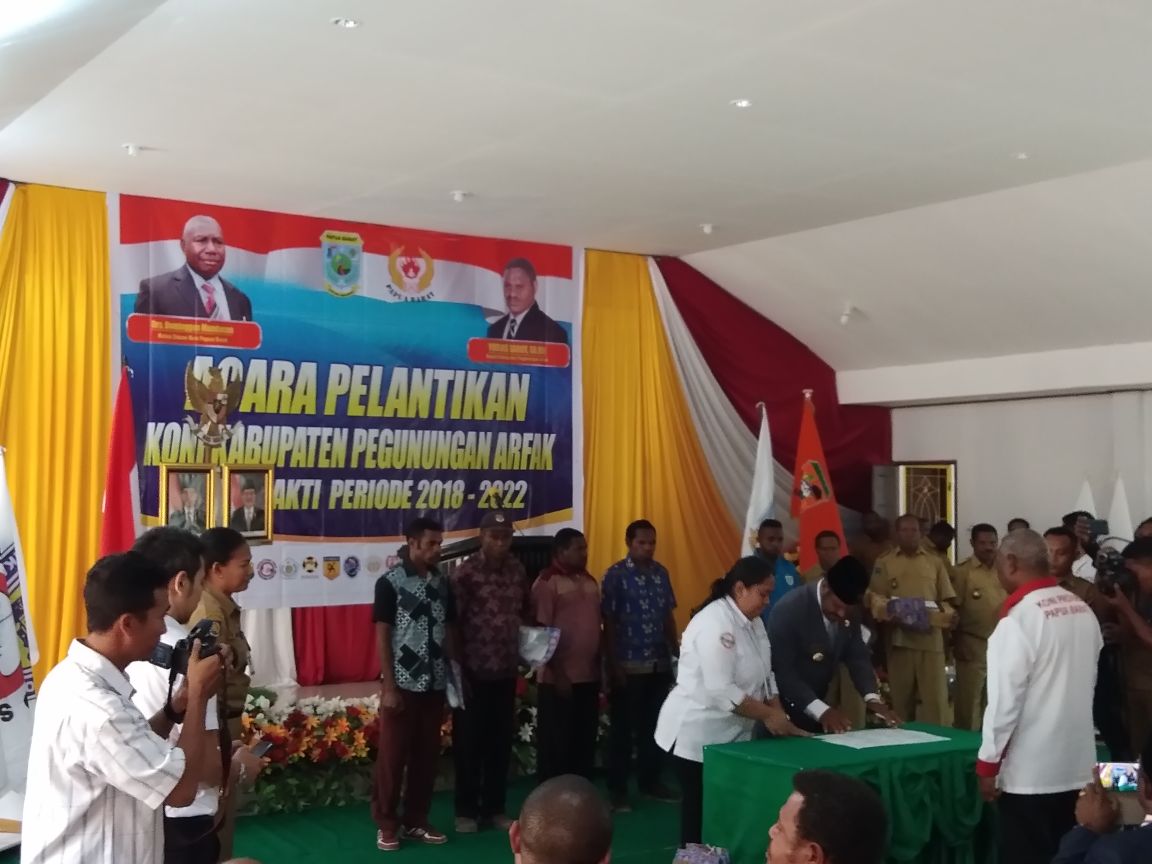 Ketua KONI Kabupaten Pegunungan Arfak, Yosias Saroi,S.H.,M.H menandatangani berita acara pelantikan oleh Ketua Umum KONI Papua Barat disaksikan Gubernur, Drs Dominggus Mandacan, Senin (9/4/2018)