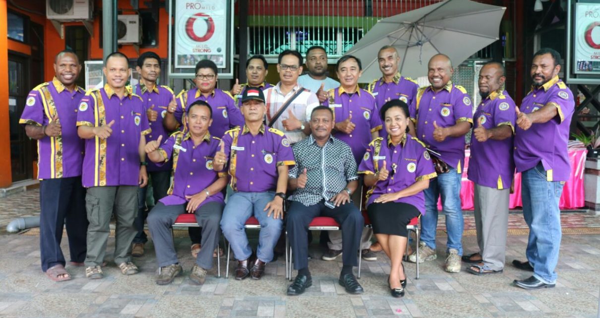Ketua Umum DPP IKA UNIPA bersama anggotanya pose bersama usai melaksanakan rapat bersama di Manokwari, Minggu (29/4/2018)