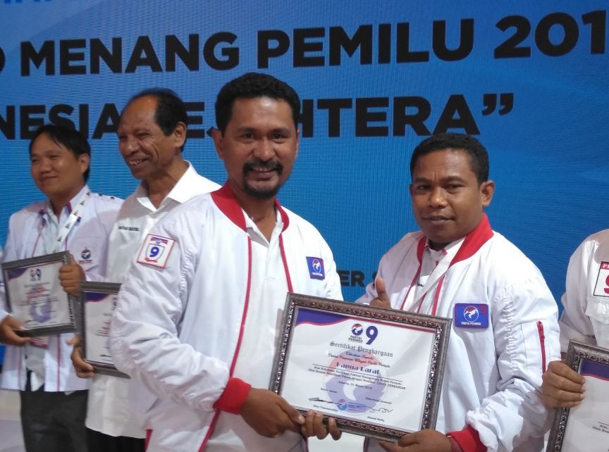 Ketua dan Sekertaris DPW Partai Perindo Papua Barat saat menerima penghargaan dari Ketua Umum DPP, Hary Tanoesodibjo di Gedung JCC Jakarta belum lama ini
