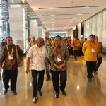 Ketua umum KONI Pusat, Tono Suratman,S.Ip didampingi Ketua Umum KONI Papua Barat, Drs Dominggus Mandacan menuju Arena Raker KONI di Hotel Bidakara, Jakarta Selatan, Rabu (25/4/2018)