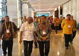 Ketua umum KONI Pusat, Tono Suratman,S.Ip didampingi Ketua Umum KONI Papua Barat, Drs Dominggus Mandacan menuju Arena Raker KONI di Hotel Bidakara, Jakarta Selatan, Rabu (25/4/2018)