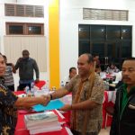 Komisioner KPU-PB, Halim Sidiq menyerahkan tanda bukti terima dokumen syarat dukungan kepada Bacalon DPD-RI, M.Sanusi Rahaningmas di Kantor KPU-PB, Jum'at (27/4/2018)