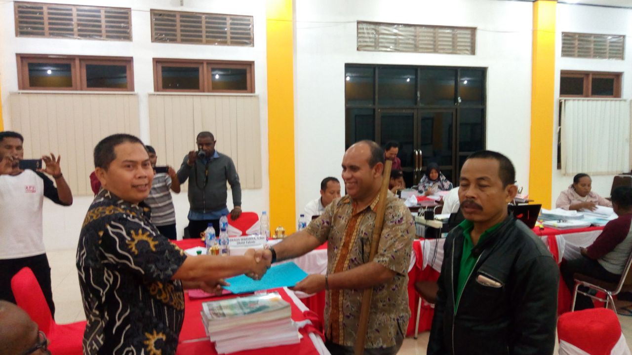 Komisioner KPU-PB, Halim Sidiq menyerahkan tanda bukti terima dokumen syarat dukungan kepada Bacalon DPD-RI, M.Sanusi Rahaningmas di Kantor KPU-PB, Jum'at (27/4/2018)