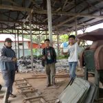 Pengelola Bank Sampah UKM Pramuka Unipa, Isnur Hatta, Pembina UKM Pramuka Unipa, Yohanes Ada' Lebang dan Teknisi Bank Sampah UKM Pramuka Unipa, Moch. Muhadi saat melihat melihat mesin pencacah plastik