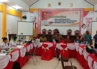 Suasana KPU Papua Barat Menutup Tahapan Penyerahan dokumen syarat dukungan Balon DPD-RI Dapil Papua Barat, Jum'at (27/4/2018)