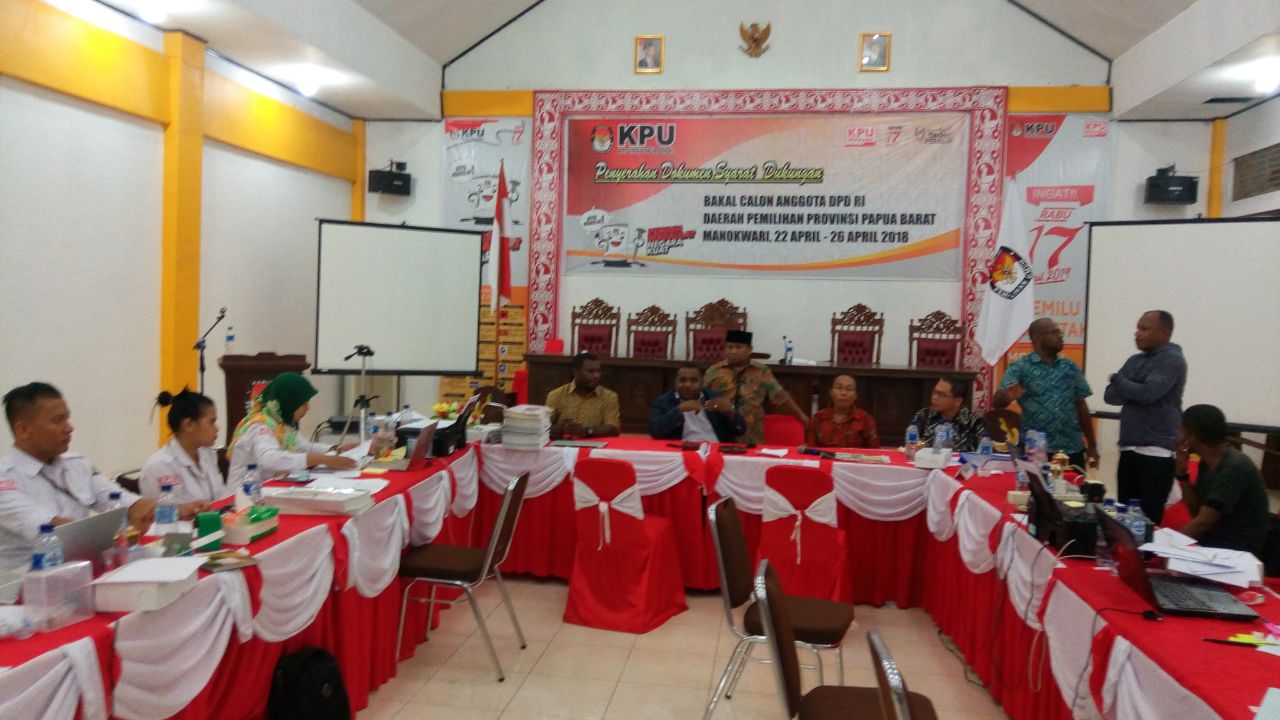 Suasana KPU Papua Barat Menutup Tahapan Penyerahan dokumen syarat dukungan Balon DPD-RI Dapil Papua Barat, Jum'at (27/4/2018)