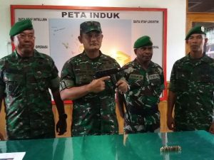 Warga SP 1 Serahkan Senjata Jenis Scropion 61 ke TNI