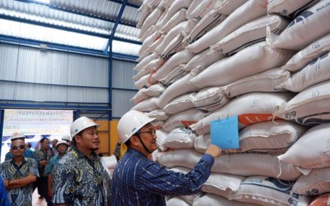 Kementrian Perdagangan saat mengontrol distributor beras di Manokwari