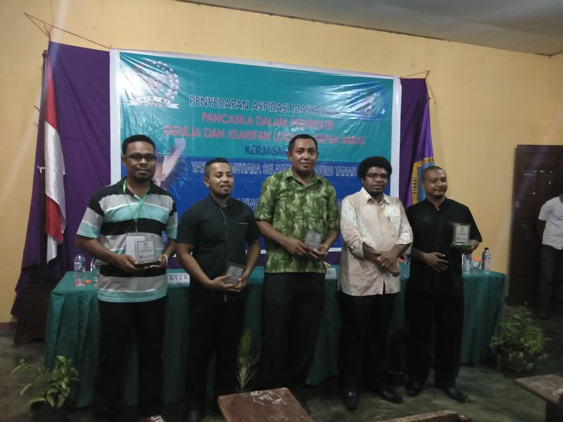 Anggota DPD RI, Mervin Irian Sadipun Komber Menggelar Kegiatan Reses di Kabupaten Fakfak, Rabu (9/5/2018)