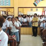 Anggota MPR RI Dapil Papua Barat, Mervin I. S. Komber melakukan sosialisasi 4 pilar kebangsaan kepada siswa-siswi SMU YPPK Kaimana, Selasa (14/5/2018)