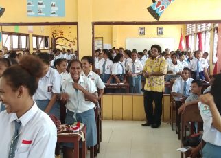 Anggota MPR RI Dapil Papua Barat, Mervin I. S. Komber melakukan sosialisasi 4 pilar kebangsaan kepada siswa-siswi SMU YPPK Kaimana, Selasa (14/5/2018)
