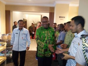 Bupati Maybrat, Drs Bernard Sagrim,M,M bersama Kabinda Papua Barat keluar dari ruang rapat di Aston Niu Hotel ,Manokwari, Sabtu (26/5/2018)