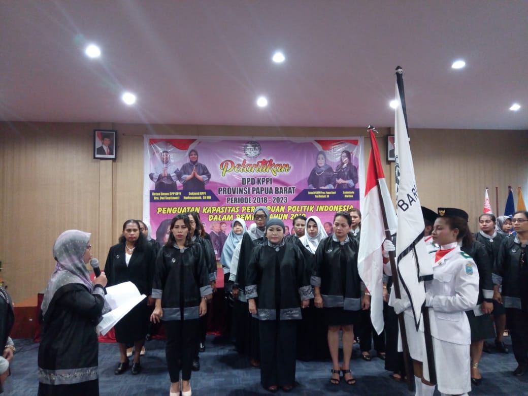 Ketua Umum DPP KPPI, Dra Dwi Septiani Melantikan Pengurus DPD KPPI Papua Barat di Waisai Room, Lantai 5 Hotel Valdos, Manokwari, Kamis (31/5/2018)