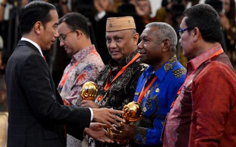 Presiden RI, Joko Widodo Menyerahkan Penghargaan Kepada Gubernur Papua Barat atas keberhasilan jaminan BPJS di Istana Negara, Rabu (23/5/2018)