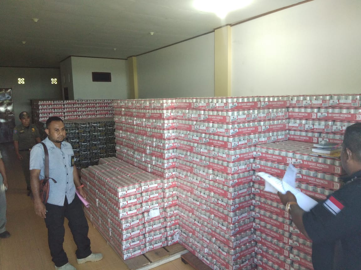 Tim Opsnal Ditreskrimsus Polda Papua Barat Menghitung BB Mirtas Jenis Bir yang telah Disita