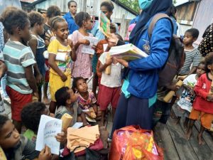 Mahasiswa KKN UMS Bagi Sembako Kepada Warga Kelurahan Klawasi