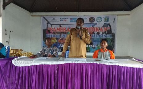 Kepas Kalasuat, Kepala Dinas Pendidikan Kabupaten Sorong saat menyampaikan sambutan pada acara penutupan pameran Hardiknas di Alun-alun Aimas, Kabupaten Sorong