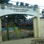 Tampak Gerbang SD Inpres 74 Kota Sorong dipalang oleh pemilik ulayat menggunakan Bambu cui dan kain merah