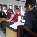 HS, JB dan I saat mendengarkan pembacaan tuntutan oleh Jaksa Penuntut Umum