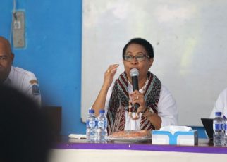 Yohana Yambise, Mentri PPPA RI saat memberikan materi industri perumahan terhadap para ibu-ibu rumah tangga di Desa Mansawan, Biak, Provinsi Papua