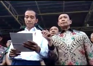 Presiden RI. Ir. Joko Widodo saat melakukan konfrensi Pers di Surabaya