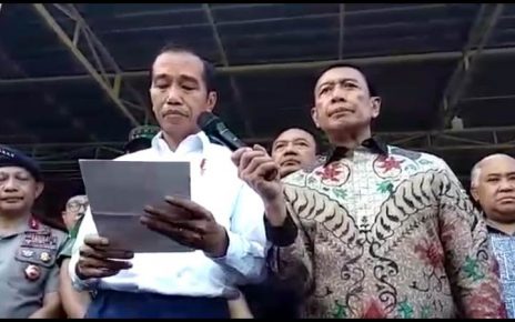 Presiden RI. Ir. Joko Widodo saat melakukan konfrensi Pers di Surabaya