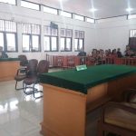 Tampak ruang sidang Pengadilan Negeri kelas Ib Sorong yang hanya dihadiri Kuasa Hukum HS serta pihak keluarga, sedangkan bangku JPU terlihat kosong