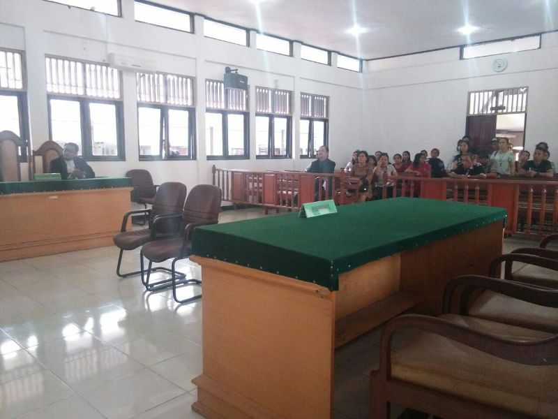 Tampak ruang sidang Pengadilan Negeri kelas Ib Sorong yang hanya dihadiri Kuasa Hukum HS serta pihak keluarga, sedangkan bangku JPU terlihat kosong