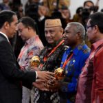 Gubernur, Dominggus Mandacan Menerima Penghargaan dari Presiden, Joko Widodo Karena Menjamin Semua Masyarakat Papua Barat Dalam Program JKN-KIS