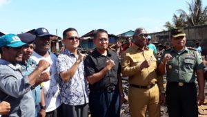 Gubernur, Drs Dominggus Mandacan didampingi Forkopimda Papua Barat Meninjau lokasi kebakaran di Jl Bubara, Kota Sorong, Sabtu (16/6/2018)