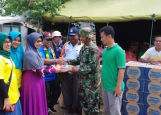 Keluarga M. Sanusi Rahaningmas Mneyerahkan Bantuan kepada korban kebakaran Jl Bubara, Kelurahan Klaligi, Distrik Sorong Manoi, Kota Sorong, Kamis (14/6/2018)
