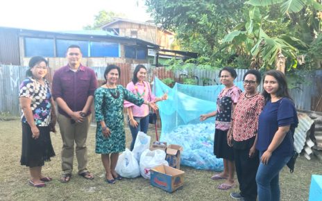 Ketua Bhayangkari Daerah Poolda Papua Barat, Ny Wati Rodja melihat tempat daur ulang sampah menjadi kerajinan tangan di Kelurahan Padarni, Manokwari, Sabtu (2/6/2018)
