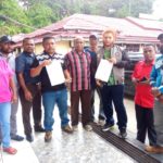 Ketua MRPB, Maxi Nelson Ahoren Bersama Ketua DAP Wilayah III Doberay, Paul Finsen Mayor dan para kepala suku mendapingi korban penembakan, Frans Kbarek membuat LP di Polres Sorong Kota, Senin (18/6/2018)