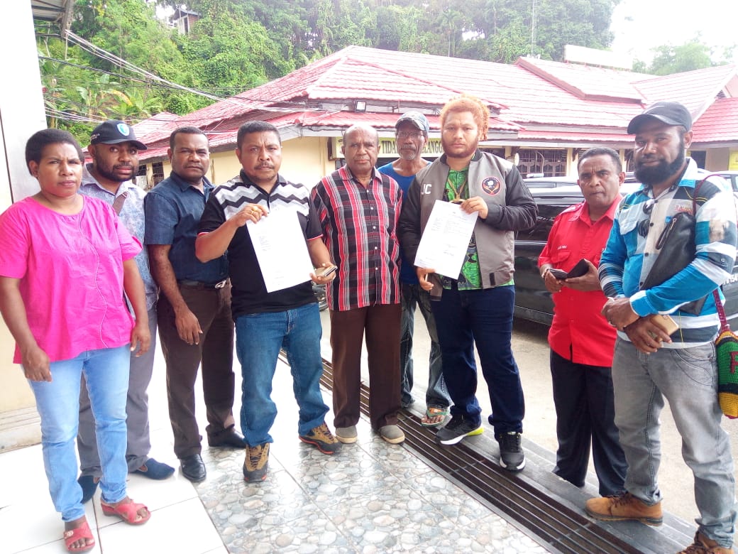 Ketua MRPB, Maxi Nelson Ahoren Bersama Ketua DAP Wilayah III Doberay, Paul Finsen Mayor dan para kepala suku mendapingi korban penembakan, Frans Kbarek membuat LP di Polres Sorong Kota, Senin (18/6/2018)