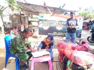 Kordinator Mahasiswa Fakultas Geologi Unipa-Sorong, Fahriah Sanusi Rahaningmas melaporkan sumbangan kepada piket Posko kebakaran Kodim 1704/Sorong