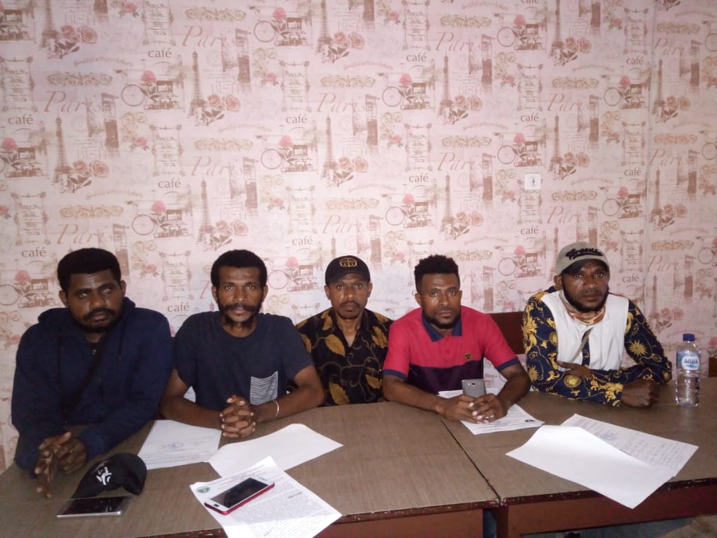 Pengurus Karateker Asosiasi Mahasiswa, Pemuda dan Pelajar Papua Barat Provins Papua Menggelar Konfrensi Pers di Hotel Mokwan, Manokwari, Jumat (1/6/2018)
