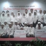 Penyerahan Bantuan Telkomsel kepada anak yatim piatu saat buka puasa bersama di Swissbell Hotel Sorong, Rabu (30/5/2018)