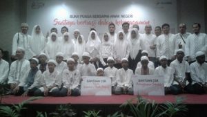 Telkomsel bagikan 23 Ton Kurma di Papua Barat
