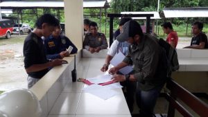 Penyidik Streskmri Polres Teluk Bintuni dan pemilik 6 Jenis Satwa Liar Dilindungi Menendatangai Surat Penyerhan Satwa