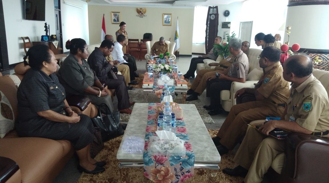 Gubernur Papua Barat, Drs Dominggus Mandacan menggelar pertemuan dengan Forkopimda Papua Barat di ruang kerjanya, Selasa (3/7/2018)