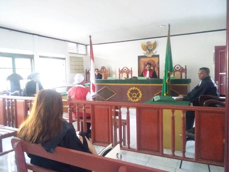 Umar Dempa, pemilik 13 bungkus plastik narkotika jenis sabu saat mendengar putusan majelis hakim