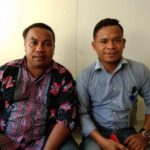 Kuasa hukum Jeneth Manggola, Uddin Wainsyaf (batik merah) bersama rekannya Mardin (biru muda) yang melayangkan Somasi kepada Manager Yayasan Misool Baseftin