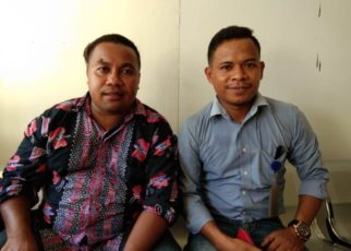 Kuasa hukum Jeneth Manggola, Uddin Wainsyaf (batik merah) bersama rekannya Mardin (biru muda) yang melayangkan Somasi kepada Manager Yayasan Misool Baseftin