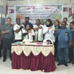 Komisioner KPU Kota Sorong foto bersama usai penutupan Pendaftaran Bacaleg