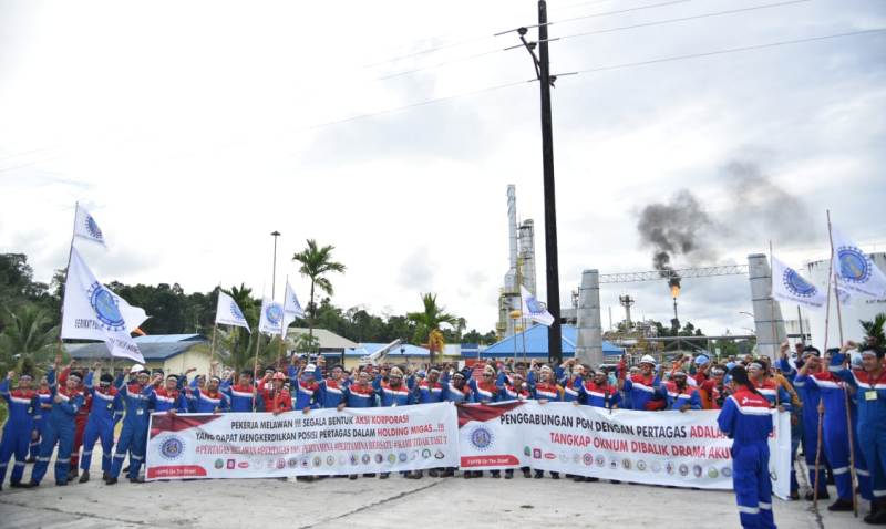 Serikat Pekerja Pertamina Kawasan Timur Indonesia (SPP KTI) menggelar aksi bela Pertamina. / (foto : Sumarni)