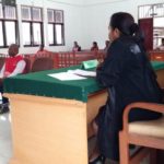 Terdakwa DB saat menjalani persidangan kasus percobaan pembunuhan di Pengadilan Negeri Kelas Ib Sorong. / (foto: Junaedi)