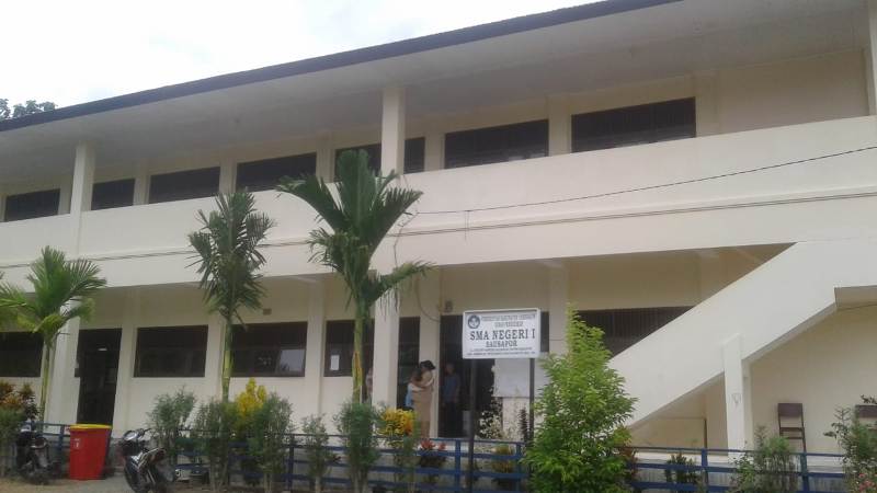 Gedung SMA Negeri 1 Sausapor, Kabupaten Tambrauw. / (foto: tri satrisnah)