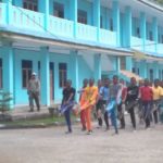 Para pelajar tengah menjalankan pelatihan baris-berbaris