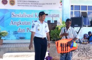 Balai Pengelola Transportasi Darat Bagikan 100 Jaket Pelampung Kepada Masyarakat