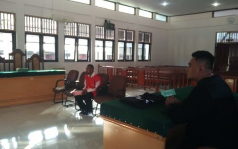 Terdakwa FH disidang dalam ruang sidang utama Pengadilan Negeri Sorong./ (foto: Junaedi)